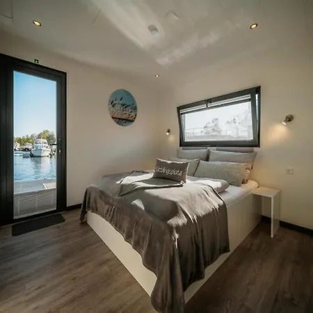 Hausboot Am Prerauer Stich In Botel