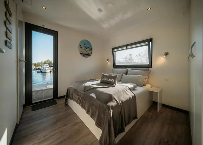 Havel River Houseboat بوتيل