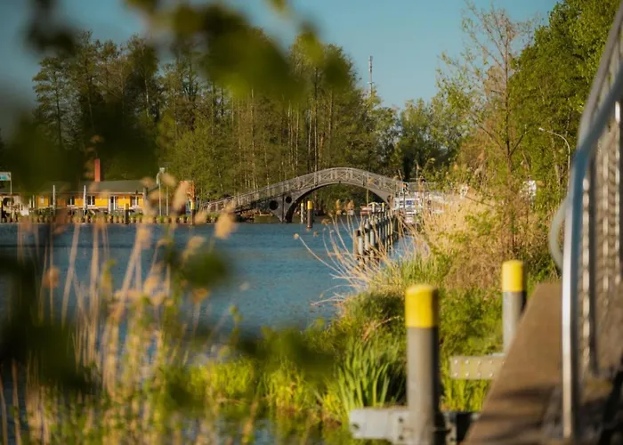 Havel River Houseboat بوتيل