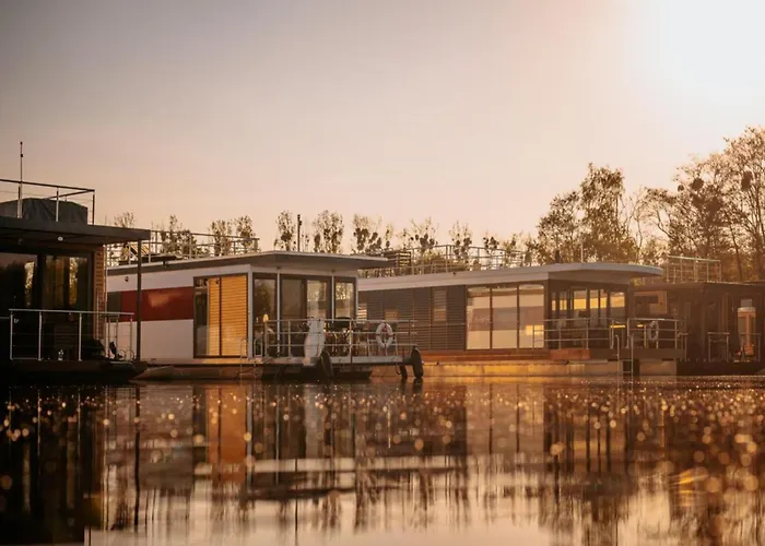 بوتيل Havel River Houseboat