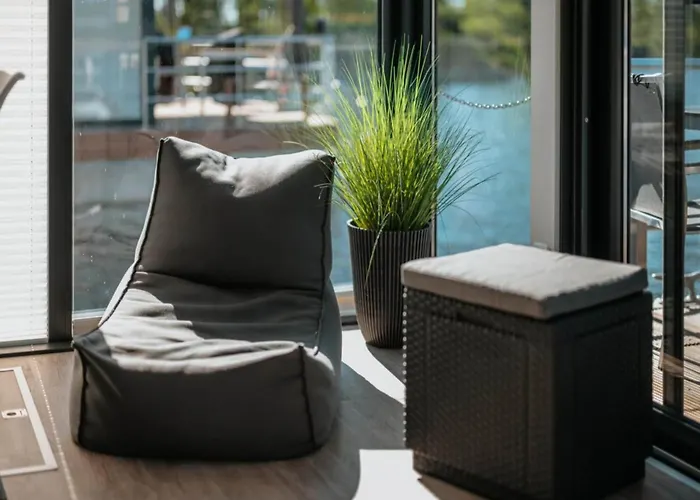 بوتيل Havel River Houseboat