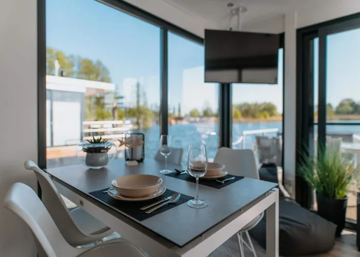 Havel River Houseboat بوتيل تسيهدينك