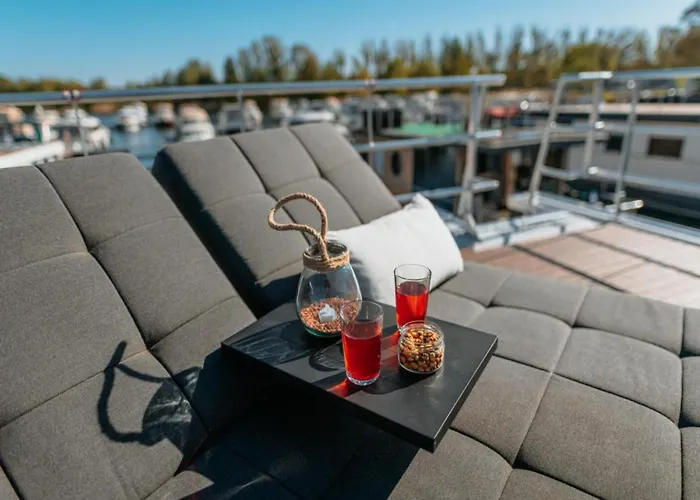 Havel River Houseboat بوتيل