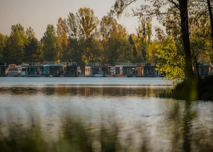 Havel River Houseboat بوتيل