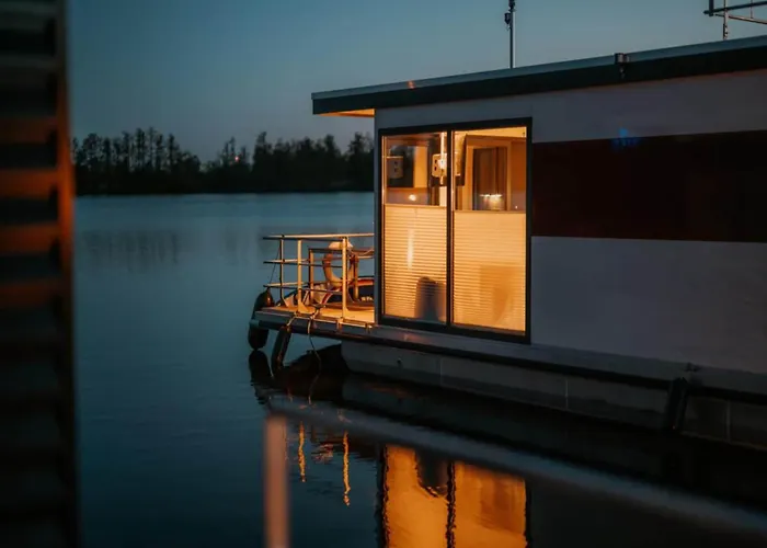 بوتيل Havel River Houseboat *