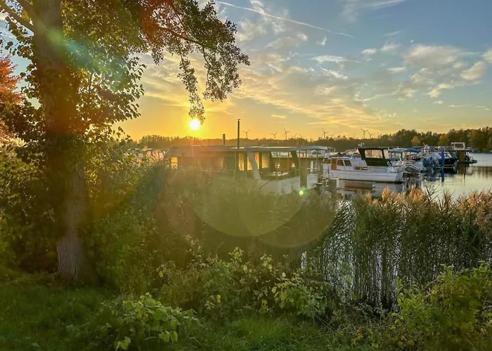 Havel River Houseboat تسيهدينك